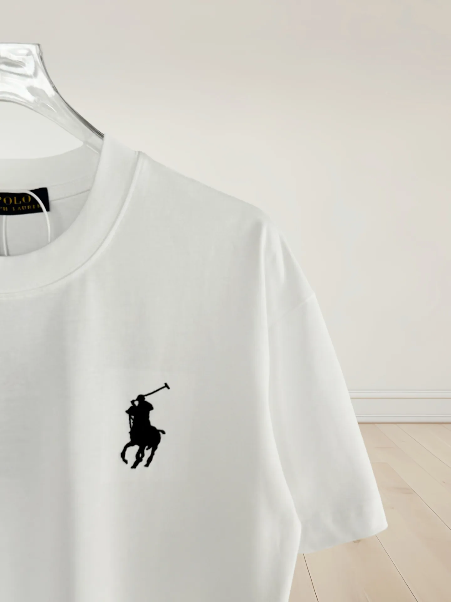 P160 [High Quality]Ralph Lauren*Ralph Lauren embroidery micro-label simple‼ ️Short-sleeved T-shirt 💗Ralph Lauren classic short-sleeved T-shirt, custom-made 280g pure cotton fabric, soft and breathable, classic horseback golf🏌️ embroidery on the chest, logo + logo embroidery on the back, simple and recognizable. Round neck design, neat tailoring, customized 280g pure cotton fabric, soft and smooth to the touch, great breathability, super comfortable to wear in summer! The same loose version for men and women, OK to wear alone or layered, versatile ~ 𝐂𝐎𝐋𝐎𝐔𝐑: black white 𝐒𝐈𝐙𝐄: S-xL Size chart: S: Shoulder width 51 - Bust 55 - Clothing length 70 M: Shoulder width 53 - Bust 57 - Clothing length 72 L: Shoulder width 55 - Bust 59 - Clothing length 74 XL: Shoulder width 57 - Bust 61 - Clothing length 76